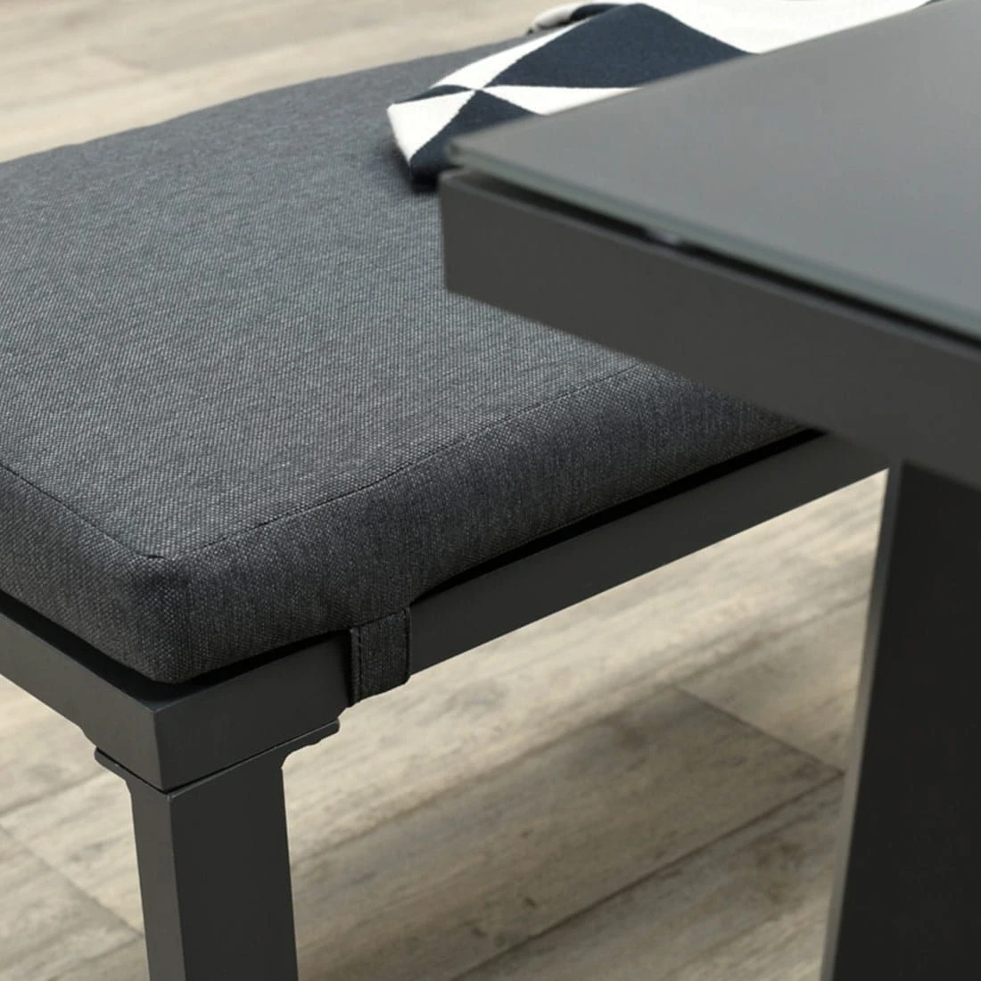 OUTLIV. Wellington Dininglounge 3-tlg. Aluminium/Polster Carbon Black/Reflex Black 8 OUTLIV. Wellington Dininglounge 3-tlg. Aluminium/Polster Carbon Black/Reflex Black – Bild 8