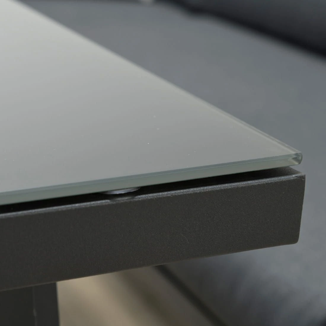 OUTLIV. Wellington Dininglounge 3-tlg. Aluminium/Polster Carbon Black/Reflex Black 9 OUTLIV. Wellington Dininglounge 3-tlg. Aluminium/Polster Carbon Black/Reflex Black – Bild 9